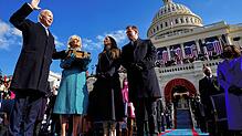 Joe Biden wird vom Obersten Richter John Roberts als 46. Präsident der Vereinigten Staaten vereidigt. Ehefrau Jill hält die Bibel, die ...