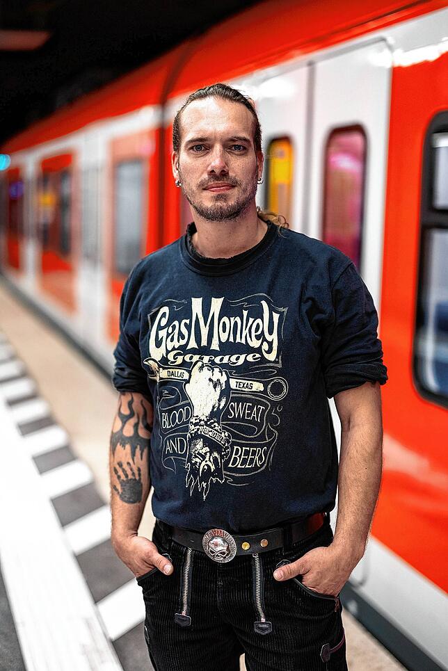 Jürgen Hermann am S-Bahnsteig vom Münchner Hauptbahnhof.