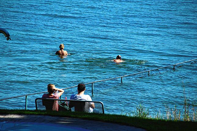 Auch in Litzelstetten gingen am Donnerstag einige Menschen baden, das Wasser hatte etwas über 19 Grad. Die Temperatur soll in den ...