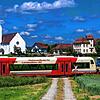 Die Biberbahn, die an Wochenenden auf der Strecke der Ablachtalbahn unterwegs ist, vor dem Sauldorfer Ortsteil Bichtlingen. Der ...