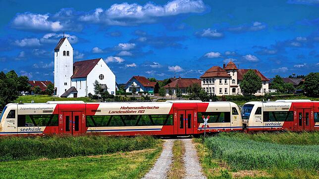 Die Biberbahn, die an Wochenenden auf der Strecke der Ablachtalbahn unterwegs ist, vor dem Sauldorfer Ortsteil Bichtlingen. Der ...