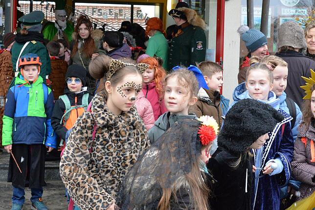 Die Schule wurde gestürmt, die Kinder in die Freiheit entlassen und die Lehrer verbannt. Freude zumindest für die Kinder und die Zunft ...