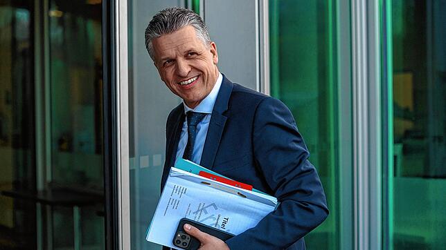 Thorsten Frei auf dem Weg zu den Koalitionsverhandlungen von Union und SPD in der Parteizentrale der CDU im Konrad-Adenauer Haus.