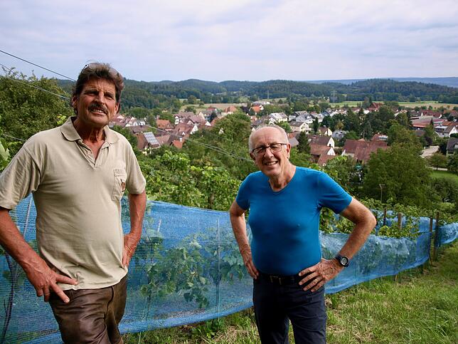 Wein-Einsteiger: Gerhard Worm (links) und Reinhard Kimmich in ihrem Weinberg oberhalb von Kaltbrunn. In diesem Jahr steht die erste ...