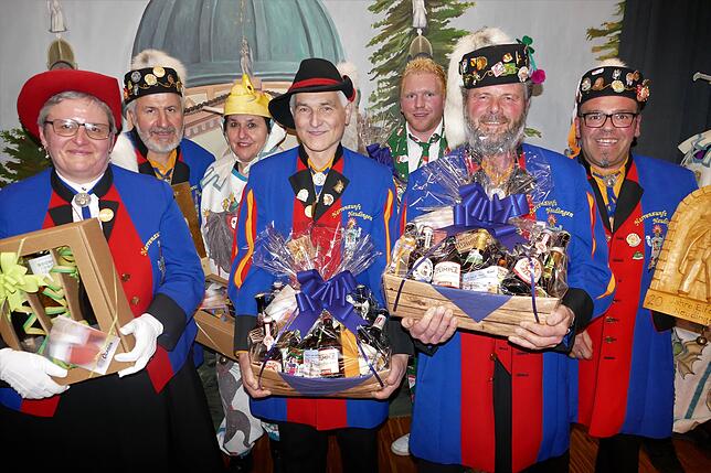 Das Narrenpaar Christa Matt (von links), Franz Glunk und Zunftmeister Bernd Matt haben die vergangenen 31 Jahre Klosternarren geprägt. ...