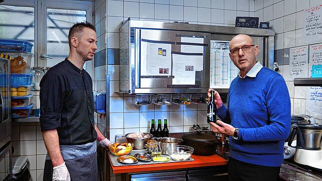 Hubert Fischbach (rechts) und sein Sohn Vincent kochen im Restaurant „Caveau de l‘escale“ Schweinehaxen mit Saverner Bier.
