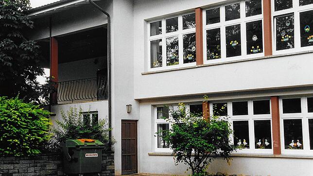 Der Blick vom Nenzinger Schulhof aus auf einen Teil des Gebäudes, wie es 1999 aussah. An dieser Stelle nur eine kleine Tür und oben ...