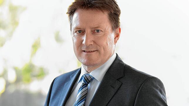 Peter Ziegler berichtet vor Gericht von der Emdelight-Verbindung.