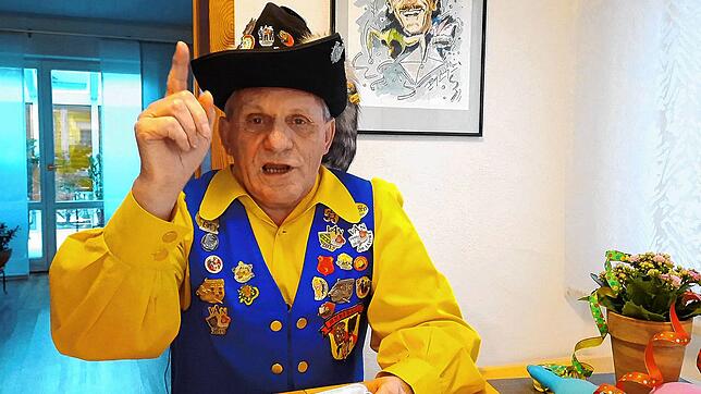 Am Ende seines närrischen Videos ist Sigi Burgermeister wieder Ehrenpräsident des Narrenvereins Mühlhofen und sagt dem Corona-Virus den ...
