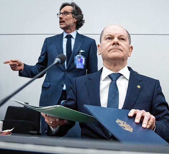 Stets an seiner Seite: Berater Jens Plötner (links) begleitet Bundeskanzler Olaf Scholz auf allen Reisen, wie hier zur Sitzung der ...