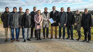 Geschäftsführer Albert Sauter freut sich mit dem Verbandsvorsitzenden Dr. Marcus Ehm sowie den anwesenden Bürgermeistern des ...