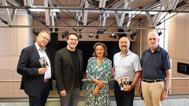 Freuen sich (v.l.): Organisator Georg Mais, Gabriel Venzago (Bodensee-Philharmonie), Corinna Bruggaier (Kulturamt), Wolfgang ...