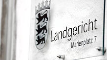 ARCHIV – Ein Schild mit der Aufschrift Landgericht, Marienplatz 7, ist am Mauerwerk des Landgerichtes angebracht. Ein 26-Jähriger, der ...