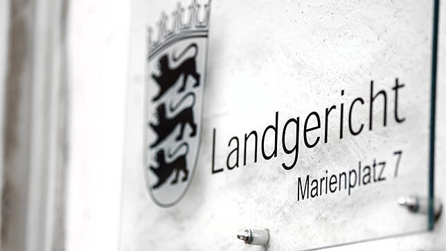 ARCHIV – Ein Schild mit der Aufschrift Landgericht, Marienplatz 7, ist am Mauerwerk des Landgerichtes angebracht. Ein 26-Jähriger, der ...