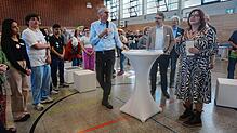 Fried Schüle vom Netzwerk „Miteinander Hochrhein“ (von links, Mitte), Oberbürgermeister Martin Gruner und Silke Padova, Leiterin des ...