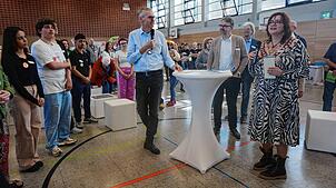 Fried Schüle vom Netzwerk „Miteinander Hochrhein“ (von links, Mitte), Oberbürgermeister Martin Gruner und Silke Padova, Leiterin des ...
