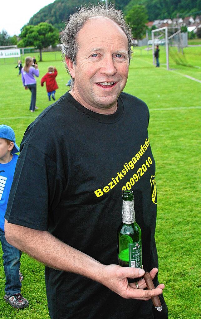 Wette verloren: Nach dem Aufstieg des SV Schwörstadt feierte der damalige Vorsitzende Klaus Keser mit Bierchen und Zigarre. Zum ersten ...
