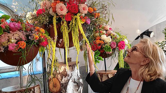 Gaby Hauptmann eröffnete die aktuelle Blumenschau in der ehemaligen Kapuzinerkirche.