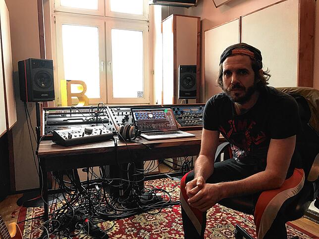 Das eigene Studio. In der Pandemie hat der Toningenieur Sebastian Kiefer selbst ein Tonstudio zusammengebaut. Hier will er jetzt für das ...