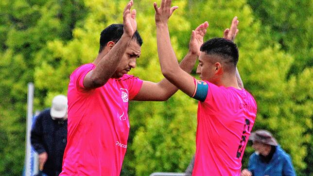 Alvaro Adrian Argüello Arevalos und Kapitän Luis Armando Lopez Alvarado (beide FC Bad Dürrheim) müssen nach dem Ausgleichstreffer der ...