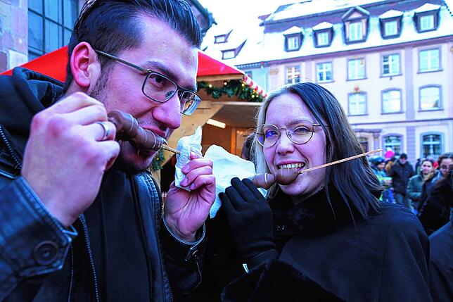 Lecker. Diese Besucher lassen sich Schokofrüchte schmecken.