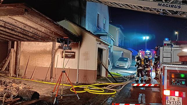 In der Silvesternacht waren im Hyllerweg in Friedrichshafen insgesamt 78 Feuerwehrkräfte mit 16 Fahrzeugen im Einsatz.