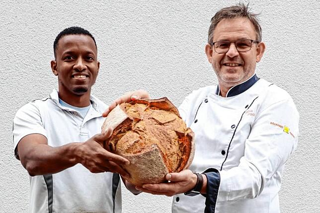 Der 28-jährige Yerro Bah mit Bäckermeister Markus Grecht (rechts). Die beiden haben ein gutes Verhältnis zueinander und treffen sich ab ...
