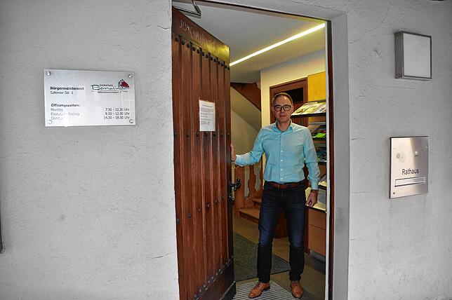 Bürgermeister Martin Rupp in der Tür seines Rathauses, das aktuell nur in dringenden Fällen nach Terminabsprache zugänglich ist. Trotz ...