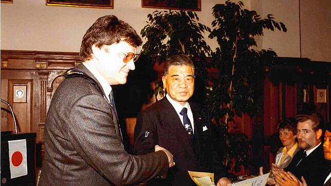 1985: Im Rahmen der viertägigen Partnerschaftsfeier Unoke-Meßkirch im Jahr 1985 unterzeichneten Robert Rauser (links), Bürgermeister von ...