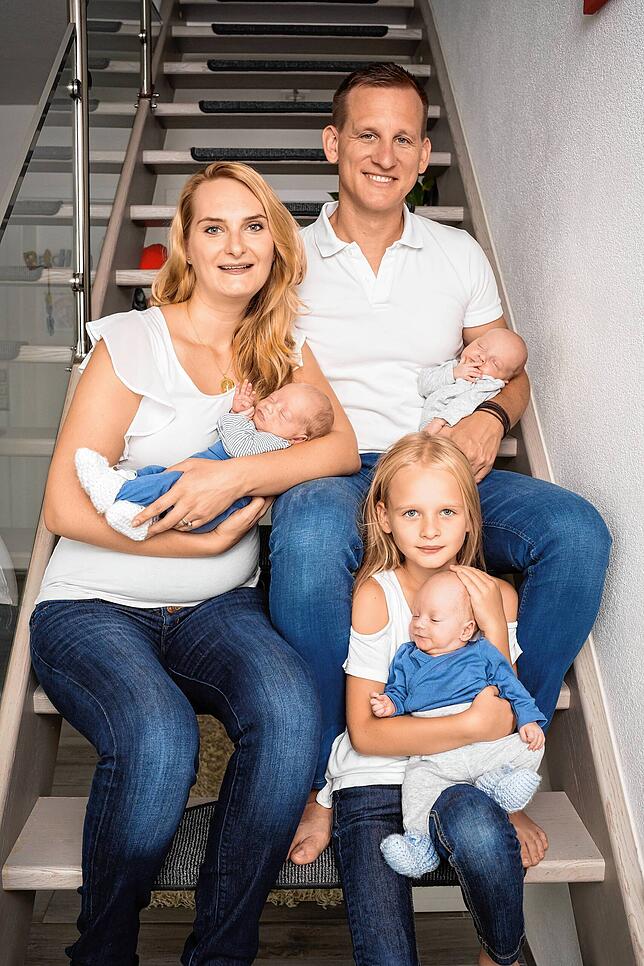 Maria, Christian und Aida Cretnik zuhause mit den Drillingen.