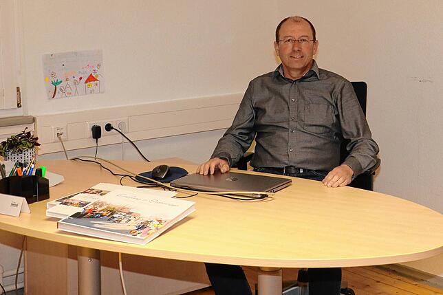 Ortsvorsteher Jürgen Aichelmann an seinem Arbeitsplatz im Stahringer Rathaus. Die Beschlussvorlage sieht für seinen Arbeitsplatz künftig ...