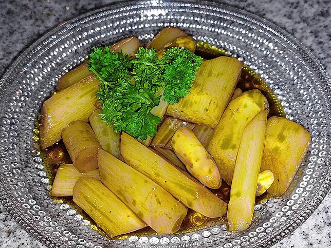 Köstlich und erfrischend: Spargelstücke in einer Vinaigrette.