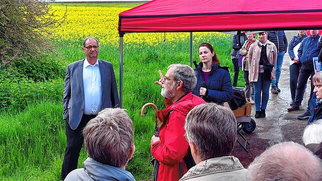 Peter Sachse von der Bürgerinitiative „Nordzubringer Nein Danke“ diskutiert mit Oberbürgermeister Jürgen Roth.