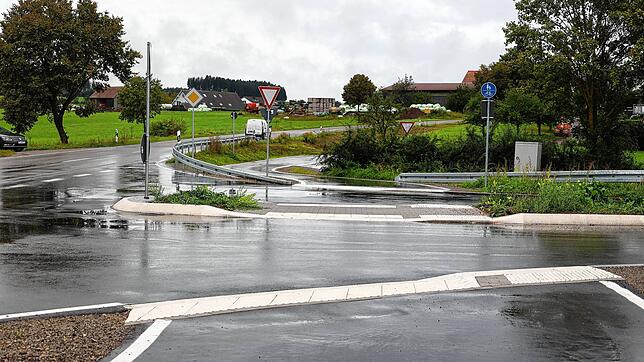 Autofahrer und Fahrer von Kleintransportern nutzen von Rietheim kommend den neuen Radweg, um auf die Kreisstraße zu fahren. Dabei kommen ...