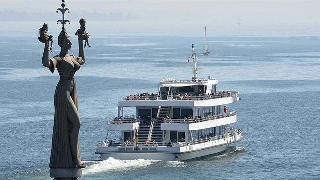 (Archivbild) Wer Konstanz mit dem Schiff besucht, sieht als erstes die neun Meter große Statue von Peter Lenk: die Imperia.