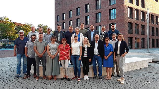 Der neu gewählte Gemeinderat vor dem Salemer Rathaus. „Ich habe den Start sehr positiv erlebt, die Zusammenarbeit war einfach ...
