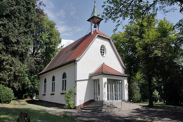 Unternehmer Christian Mauthe ließ heutige Sophienkirche 1908 zu Ehren seiner verstorbenen Frau Marie errichten. Eine Tafel am Gebäude ...