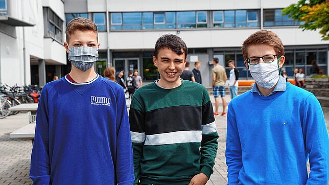 Drei von Hunderten, die am ersten Schultag nach den Pfingstferien im Raum Stockach wieder in den Unterricht kamen (von links): Adrian ...