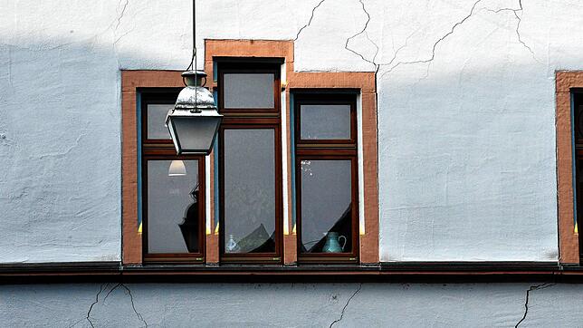 Risse am Rathaus in Staufen im Breisgau. Nach Geothermie-Bohrungen sind 268 Gebäude in der historischen Altstadt von Staufen durch Risse ...