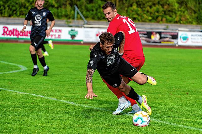 Gut eingefügt: Der vom SV 08 Laufenburg gekommene Sebastian Flaig (Nr. 19) ließ im Pokalspiel des FC Tiengen 08 gegen den FC Auggen sein ...