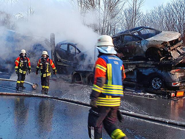 Sieben Fahrzeuge auf dem Lastwagen und der Lastwagen selbst sind nur noch ein Häufchen Schrott.