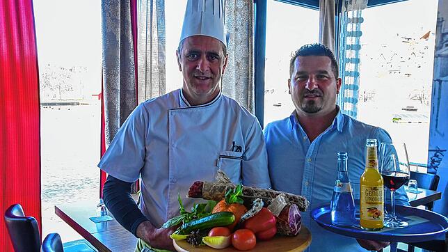 Burim Veseli (rechts) ist neuer Pächter des Restaurants Seehaus am Klosterweiher. Küchenchef Habab Berisha sorgt für Spezialitäten mit ...