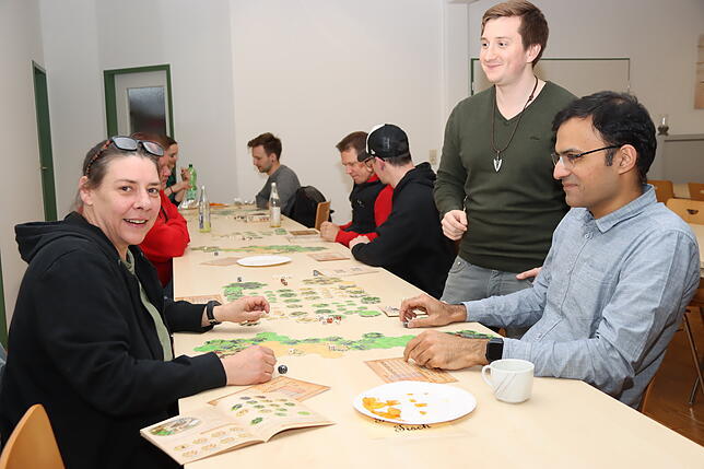 Manuela Vogt (vorne von links) und Ali Fahd vom Brettspieleclub VS sind bei einer ersten Runde Tactical Table War dabei. Der ...