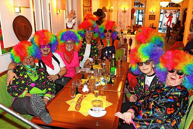 Eine Wieberfasnet gibt es 2023 in Triberg im Café „Adler“. Das Café platzt fast aus allen Nähten, während sich die ...