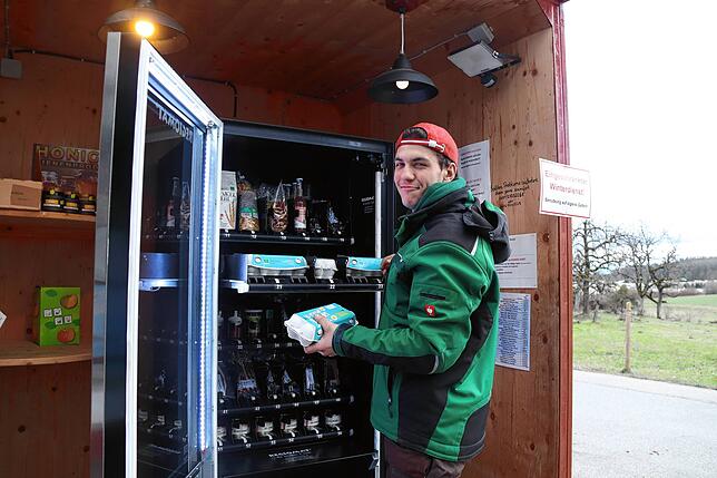 Simon Hack an einem Lebensmittelautomaten in Andelshofen. Auf diese Weise will er künftig auch seine erzeugten Lebensmittel vertreiben.