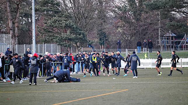 Jubel beim TSV Singen nach dem Siegtreffer durch Abdoulie Mboob.