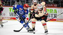 Tyson Spink (links) und die Schwenninger Wild Wings gewinnen gegen die Nürnberg Ice Tigers in der Verlängerung mit 3:2 (links Evan Barratt).