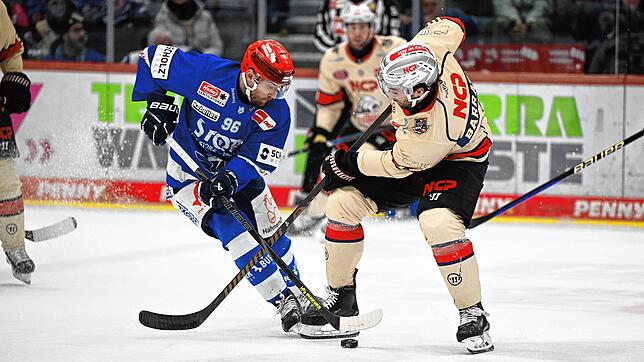 Tyson Spink (links) und die Schwenninger Wild Wings gewinnen gegen die Nürnberg Ice Tigers in der Verlängerung mit 3:2 (links Evan Barratt).