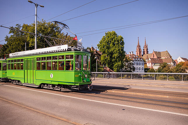 Der Wagen 450, „Dante Schuggi“, auf der Wettsteinbrücke, ist das bekannteste Basler Oldtimertram.