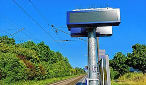 Stillstand auf den Gleisen zwischen Konstanz und Radolfzell. Bis in die Nacht werden die Bahnhaltepunkte – hier eine Aufnahme aus ...